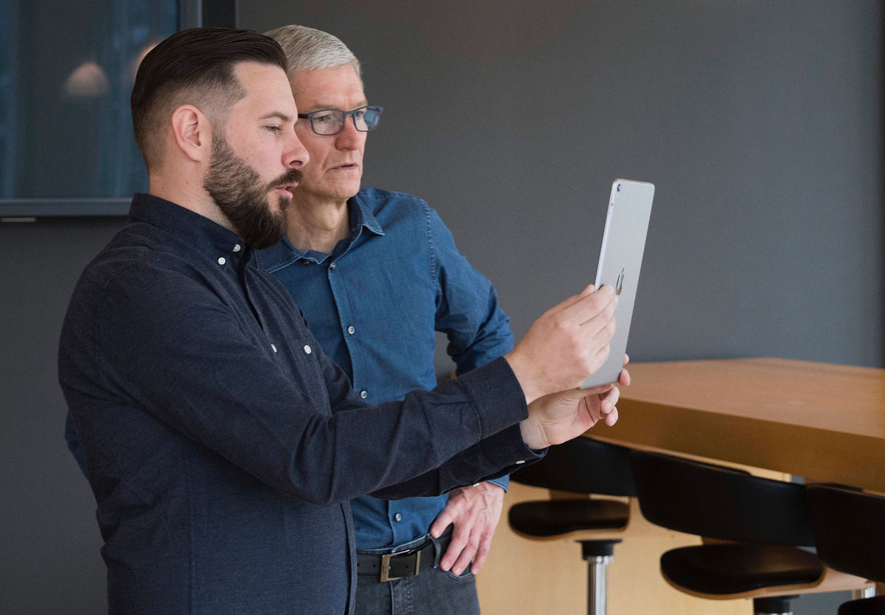 Tim får en demonstration av appen Movehome