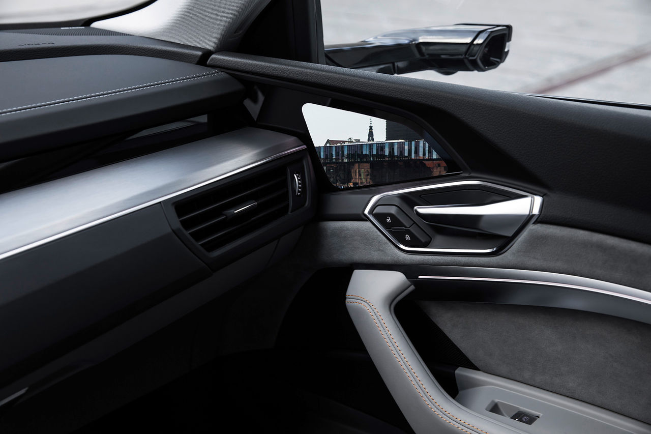OLED-skärmar visar vad som händer bakom bilen