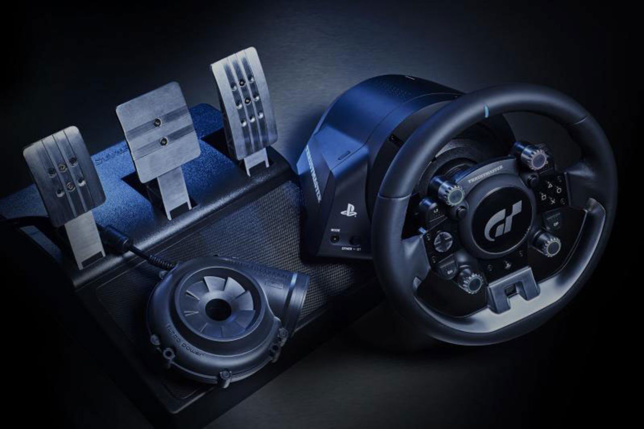 Thrustmaster T-GT är skräddarsydd för Gran Turismo Sport och levereras med regleringsbara metallpedalerna T3PGT.