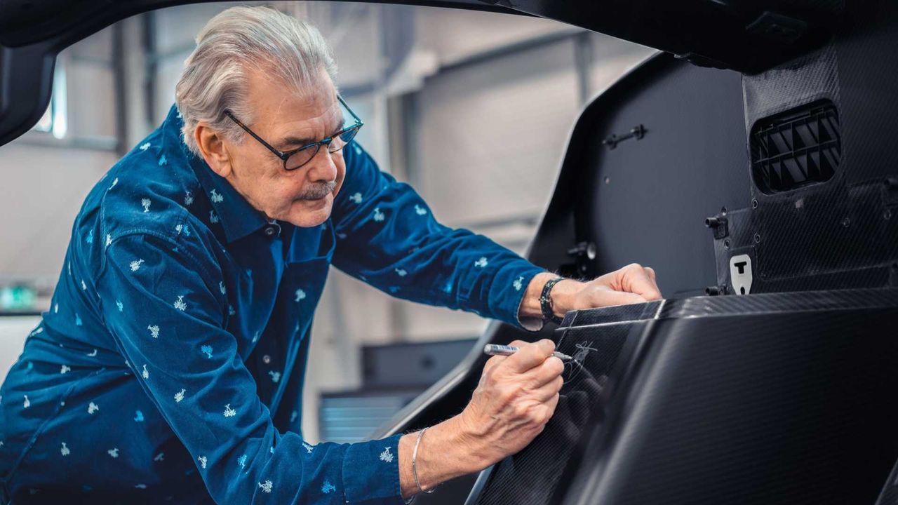 Gordon signerar första exemplaret