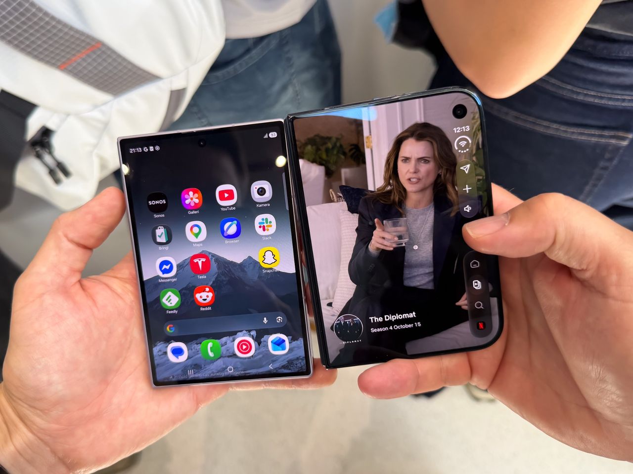 Samsung Fold8 vs iPhone Duo